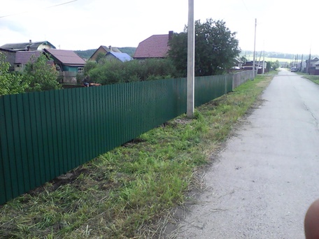 
из сетки-рабицы, профлиста, евроштакетника, дерева. 






